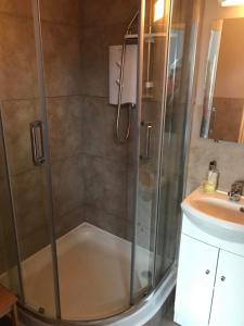 Bathroom sa Centre of Dingle Town - Luxury Holiday Apartment