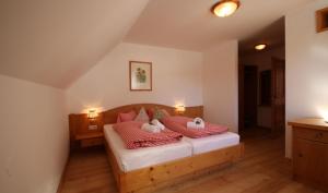 En eller flere senge i et værelse på AlmDorf Tonnerhütte