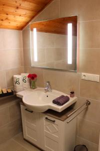 Ένα μπάνιο στο Villa Bischofsberg - Lärchen-Wellness Apartment