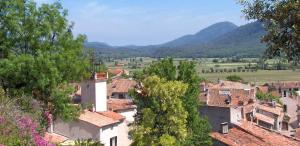 a view of a village with mountains in the background at Les Abeilles in Signes