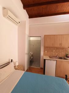 cocina con cama azul en una habitación en Katerina Traditional Rooms, en La Canea 65 fotos más