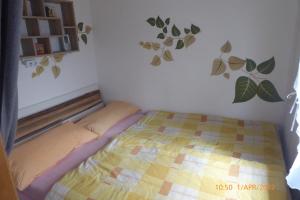 a small bedroom with a bed in a room at Bungalow nebst Wohnwagen für 4 bis 5 Personen in Nähe von See- und Tesla 