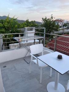 einen weißen Stuhl und einen Tisch auf dem Balkon in der Unterkunft Villa Egli Ksamil in Ksamil