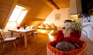 Posezení v ubytování AlmDorf Tonnerhütte