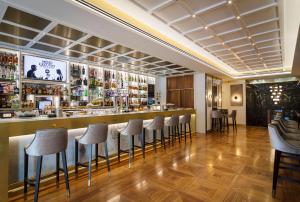 un bar dans un hôtel avec des tabourets dans une chambre dans l'établissement IBIZA ROOMs, à Logroño