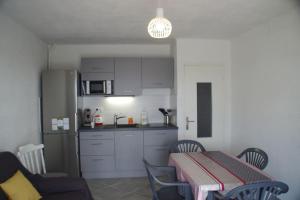 Kuchyň nebo kuchyňský kout v ubytování Superbe appartement avec vue sur le port et plage