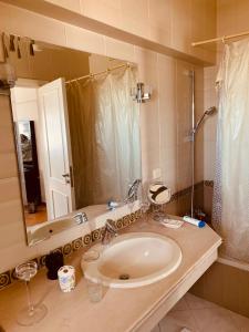 y baño con lavabo y espejo. en Beautiful appartment in dream land en ‘Ezbet `Abd el-Ḥamîd