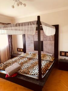 Una cama con estampado de leopardo en un dormitorio en Beautiful appartment in dream land en ‘Ezbet `Abd el-Ḥamîd