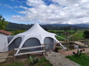 Nespecifikovaný výhled na hory nebo výhled na hory při pohledu z luxury tent