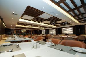 AmīnbhāviRoyal Ritz的摆满桌椅的大型宴会厅