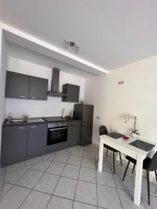 una cocina con mesa, fogones, mesa y un tablero en Ferienwohnung zum Schauinslandweg en Neunkirchen