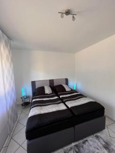 1 dormitorio con cama y techo en Ferienwohnung zum Schauinslandweg en Neunkirchen