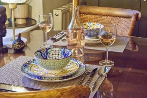 Posezení v ubytování Cinnabar: Luxury, Couple's Nook in Historic Walls. + 15 fotografií