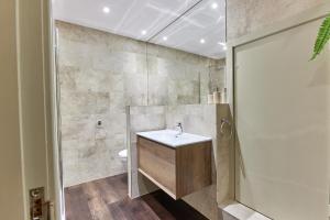 ห้องน้ำของ Cinnabar: Luxury, Couple's Nook in Historic Walls.