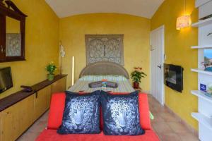 a bedroom with a bed with a red couch at CapSaSalBegur74 Terraza sobre Mar, Piscina del Mar in Begur
