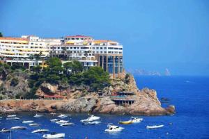 een groot gebouw bovenop een rotseiland in het water bij CapSaSalBegur74 Terraza sobre Mar Piscina del Mar in Begur