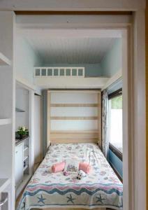 a small bedroom with a bed in a rv at CapSaSalBegur74 Terraza sobre Mar, Piscina del Mar in Begur