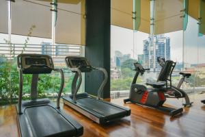 吉隆坡的住宿－Casa Residency Apartment，窗户前设有3台有氧运动器材的健身房