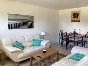 Ein Sitzbereich in der Unterkunft 2 bedroom ground floor modern apartment 4km beach