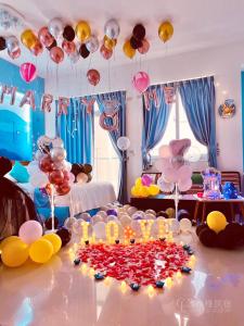 eine Geburtstagsparty mit Luftballons und einem Tisch mit einer Torte in der Unterkunft Car Inn in Taitung