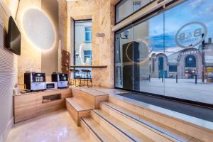 einen Vorraum mit Treppen und einem großen Fenster in der Unterkunft B&B HOTEL Tarragona Centro Urbis in Tarragona