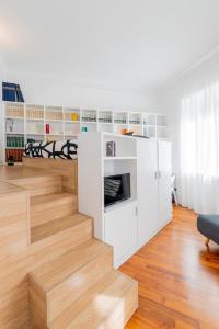 uma sala de estar com uma escada e uma lareira em Italianway - Cavallotti 17 em Milão