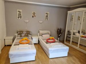 - un salon avec deux lits et un canapé dans l'établissement Magic Garten, à Hévíz