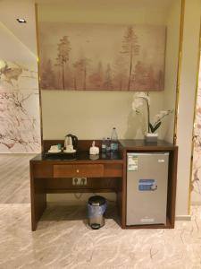 a desk in a room with a mirror at آكام للشقق المخدومة أحد رفيدة in Ahad Rafidah