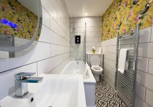 y baño con lavabo, aseo y espejo. en Valley Garden View 4 By My Getaways en Brighton & Hove