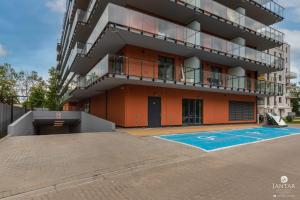 apartamentowiec z basenem przed nim w obiekcie Jantar Apartamenty- Wyspa Solna w Kołobrzegu