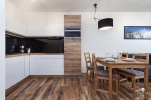 Kuchnia lub aneks kuchenny w obiekcie Jantar Apartamenty- Wyspa Solna