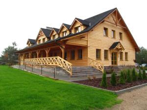 duży domek z bali z dachem gambrel w obiekcie Hotel Czerwone Korale w mieście Cielimowo