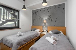 Кровать или кровати в номере Czarna Perła- Apartament przy Solisku