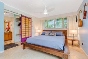 Una cama o camas en una habitación de Exquisite Mokuleia Beach Cottage