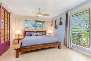 Una cama o camas en una habitación de Exquisite Mokuleia Beach Cottage