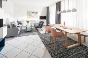 sala de estar con mesa y sofá en Lüttje Schmiede en Norderney