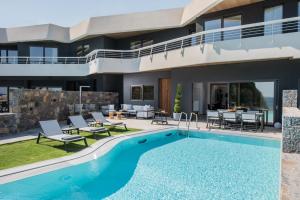 利加里亞的住宿－Made By The Sea Villa 4，一座带游泳池的房子的图象