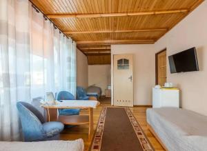 a room with a bed and a table and chairs at Pokoje Wilkasy in Wilkasy
