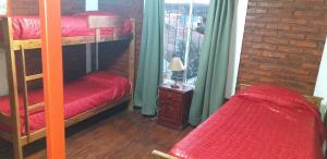 トラピチェにあるCerros Azulesの二段ベッド2台と窓が備わる客室です。