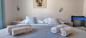 um quarto com uma cama com toalhas em Adriatic Blue View em Drvenik