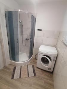 OgonkiにあるDomek letniskowy OSPのバスルーム(洗濯機、洗濯機付)