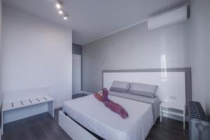 sypialnia z białym łóżkiem z pluszakiem w obiekcie B&B "La Vista Preziosa" Feeling Home w mieście Gallipoli