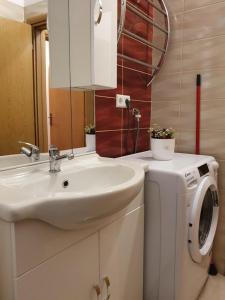 ein Badezimmer mit Waschbecken und Waschmaschine in der Unterkunft Apartmani Villa Lilliana in Tribunj + 140 Fotos