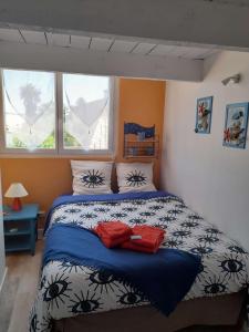 1 dormitorio con 1 cama con sábanas blancas y negras en La Bergerie Douceur, en Aubord