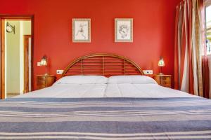 アンティグアにあるFuerteventura Relax and Seaの赤い壁のベッドルーム1室(大型ベッド1台付) +21枚の写真