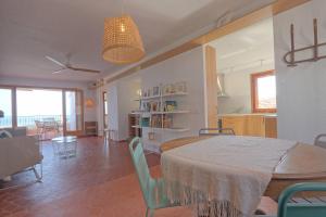 eine Küche und ein Esszimmer mit einem Tisch und Stühlen in der Unterkunft 019 - La Cala 001 - comfortHOLIDAYS in Santa Pola