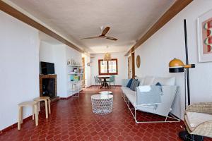 ein Wohnzimmer mit einem Sofa und einem Kamin in der Unterkunft 019 - La Cala 001 - comfortHOLIDAYS in Santa Pola