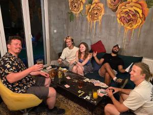 Mystic River Design Hostel في باغينا باستا: مجموعة من الناس يجلسون في غرفة المعيشة