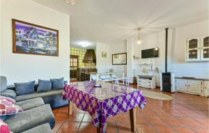 sala de estar con mesa y sofá en Beautiful Home In Montecorto With Kitchen, en Montecorto