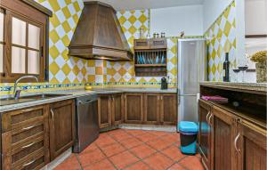 cocina con armarios de madera y nevera de acero inoxidable en Beautiful Home In Montecorto With Kitchen, en Montecorto